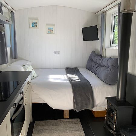Tides Reach, Deluxe Shepherds Hut 1, 100M From The Beach Saint Merryn ภายนอก รูปภาพ