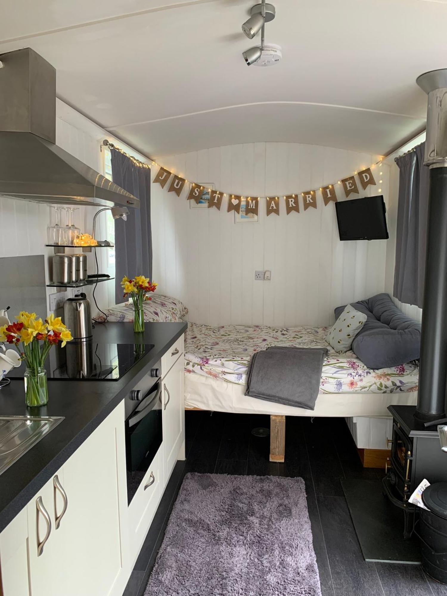 Tides Reach, Deluxe Shepherds Hut 1, 100M From The Beach Saint Merryn ภายนอก รูปภาพ