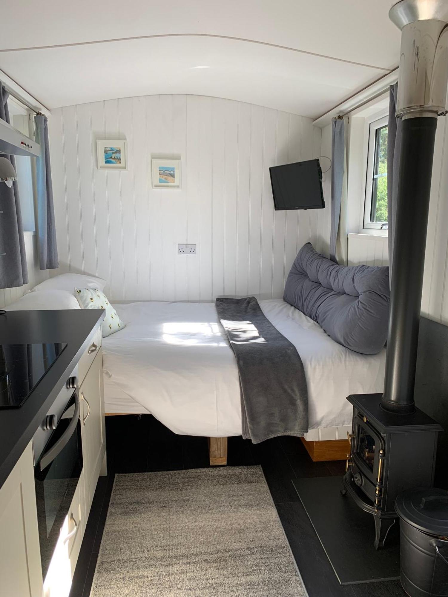 Tides Reach, Deluxe Shepherds Hut 1, 100M From The Beach Saint Merryn ภายนอก รูปภาพ